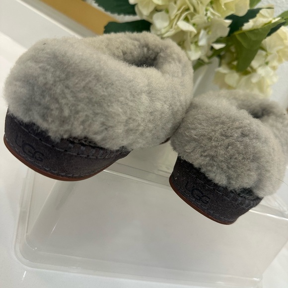 UGG Charcoal Knit Slippers with Plush Lining - Picture 10 of 15